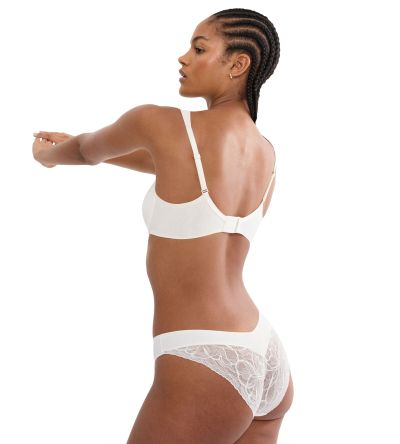 Сутиен Триумф с банел и мека чашка тип Минимайзер Body Make Up Illusion Curve IW 01 екрю