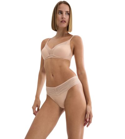 Сутиен Триумф без банел с оформящ и повдигащ ефект Breathe & Lift Smart PU бежев